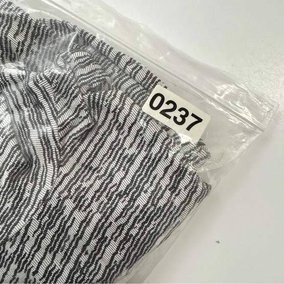 Athleta Women’s Sz L Flurry Seamless Turtleneck Long Sleeve Top Black & White - Picture 14 of 14